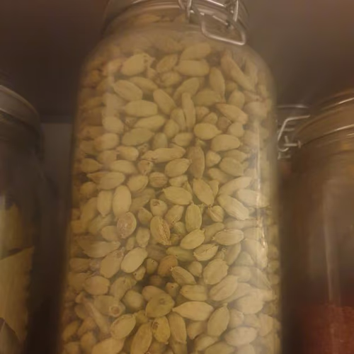 小荳蔻 - 香草和香料 小荳蔻 - 香草和香料