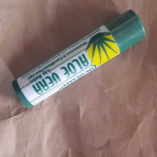 Cococare 蘆薈潤唇膏,0.15 盎司(4.2 克) 香港 Cococare 蘆薈潤唇膏,0.15 盎司(4.2 克) 香港
